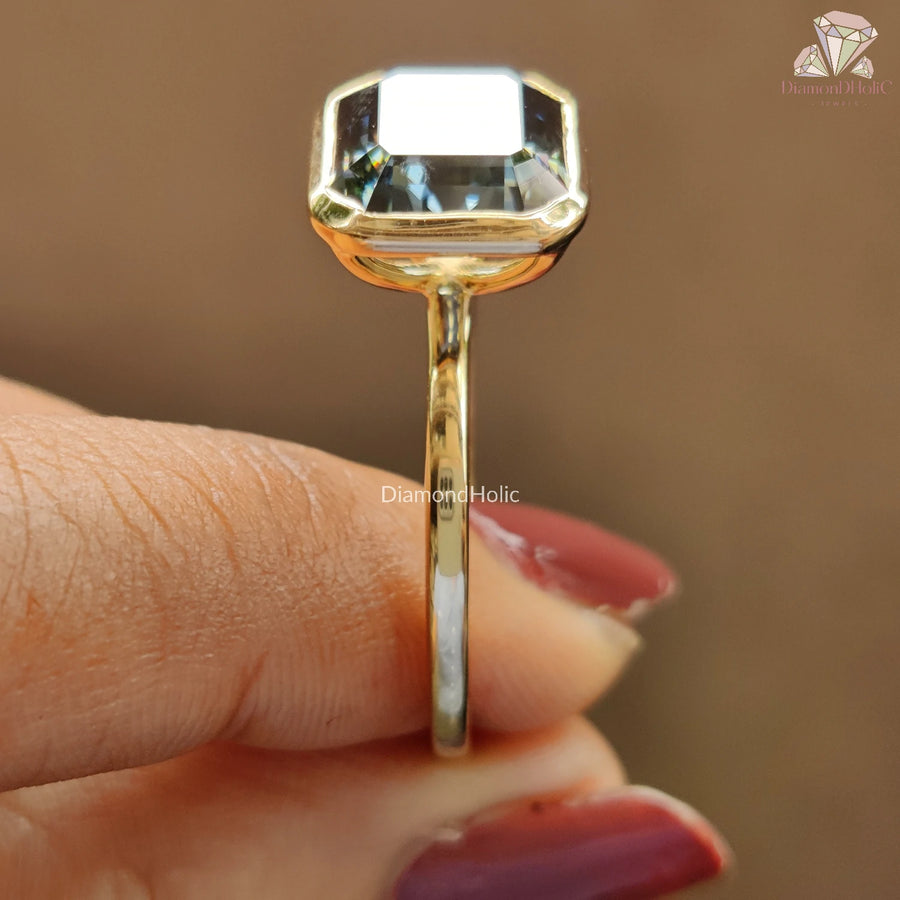 Sparkling Moissanite
