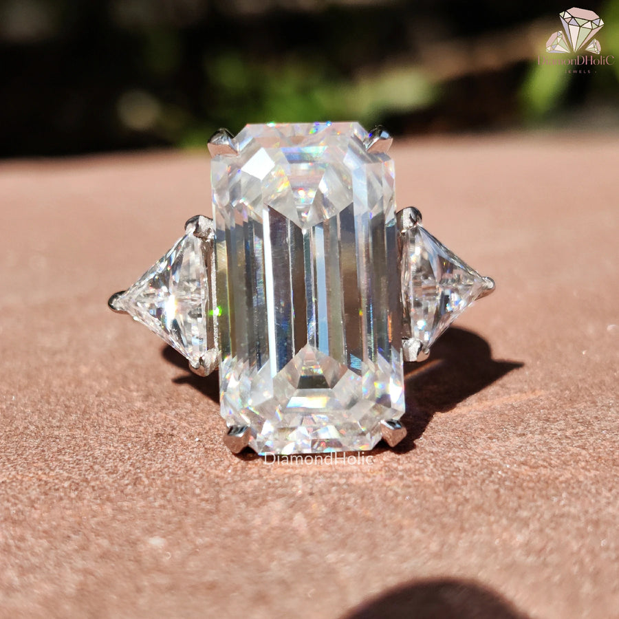 Shine From Every Angle | Emerald Center Stone | Side Triangle Cut

