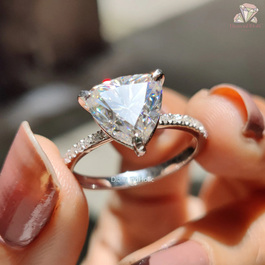 Sparkling Moissanite

