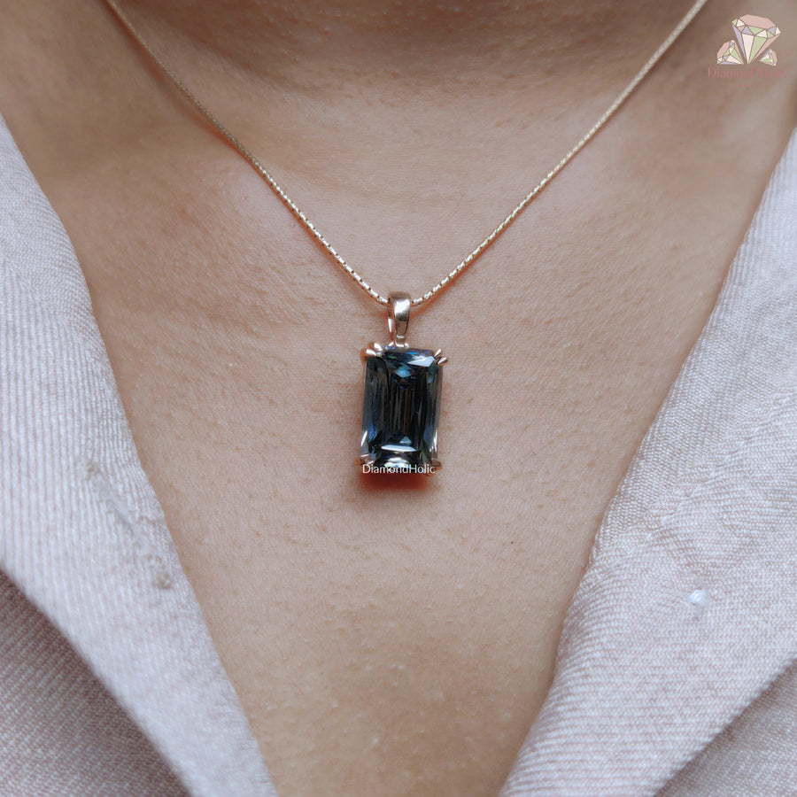 gold pendant necklace