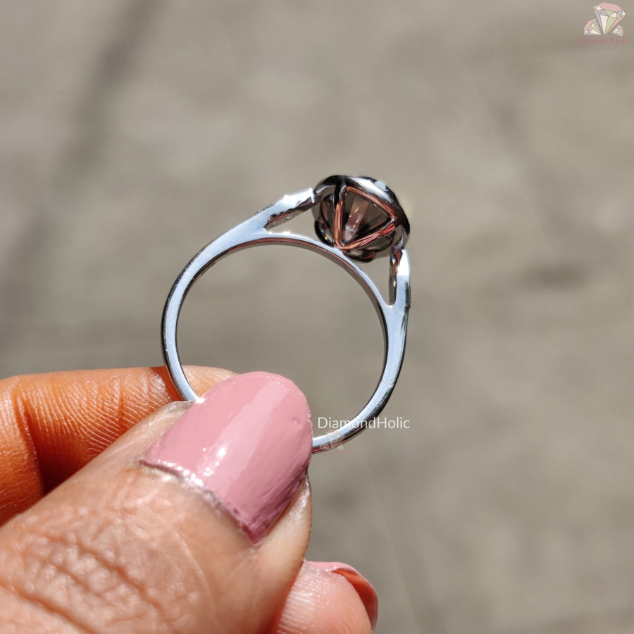 Oval moissanite bezel gray setting ring - bezel detail