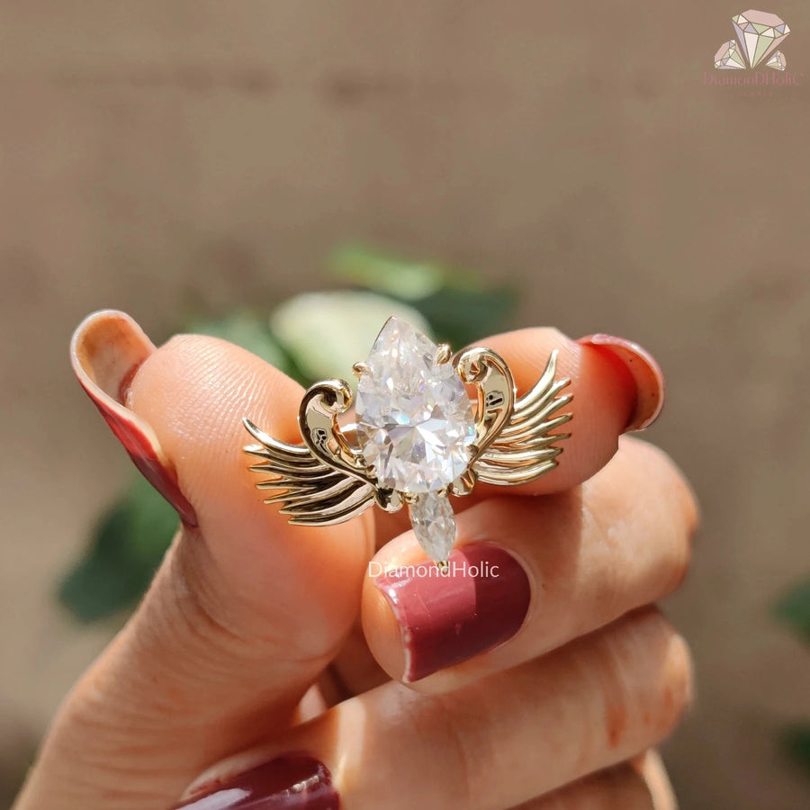 Pear Cut Engagement Rings