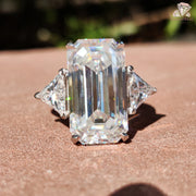 Shine From Every Angle | Emerald Center Stone | Side Triangle Cut


